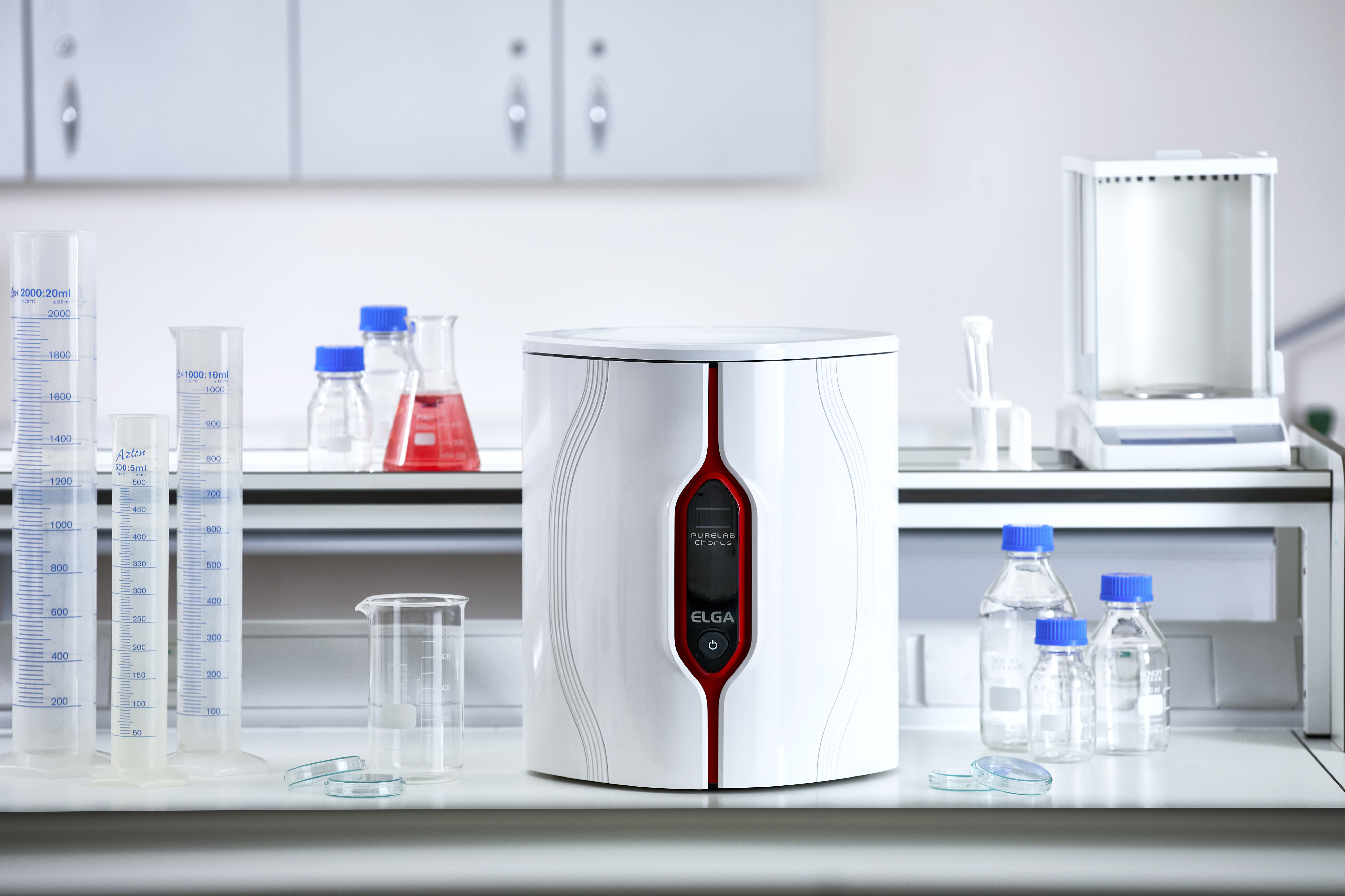 Biotekniikan ja lääketeollisuuden laboratorioissa päivittäinen työskentely perustuu puhtaaseen veteen.